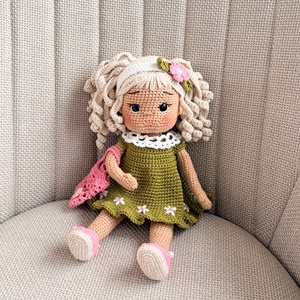 Amigurumi Kira baba, Játék & Sport, Baba & babaház, Öltöztethető baba, Horgolás, Kira egy 31-32cm magaságú öltöztethető és a copfja fonható és feltekerhető! YarnArt jeans fonalból ..., MESKA