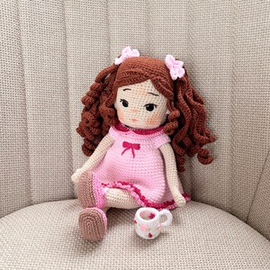 Amigurumi Ella baba, Játék & Sport, Baba & babaház, Öltöztethető baba, Horgolás, Ella baba kb 30 cm magasságú öltöztethető és kicsit fizurázható, hosszú coppfja fonható feltekerhet..., MESKA