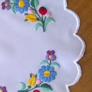 Hímzett kerek kis terítő -  - Meska.hu