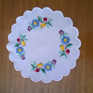 Hímzett kerek kis terítő -  - Meska.hu