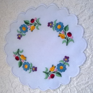 Hímzett kerek kis terítő -  - Meska.hu