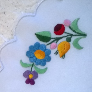 Hímzett kerek kis terítő -  - Meska.hu