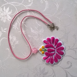 Hímzett virág /nyaklánc/ - ékszer - nyaklánc - medálos nyaklánc - Meska.hu