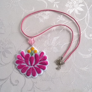 Hímzett virág /nyaklánc/ - Meska.hu