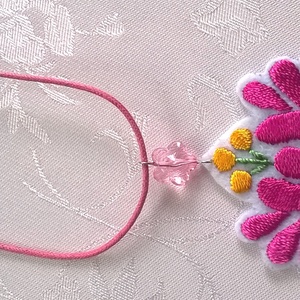 Hímzett virág /nyaklánc/ - ékszer - nyaklánc - medálos nyaklánc - Meska.hu