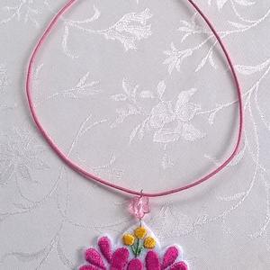 Hímzett virág /nyaklánc/ - ékszer - nyaklánc - medálos nyaklánc - Meska.hu