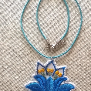 Türkiz virág - ékszer - nyaklánc - medál - Meska.hu