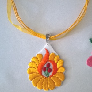 Hímzett nyaklánc - Meska.hu