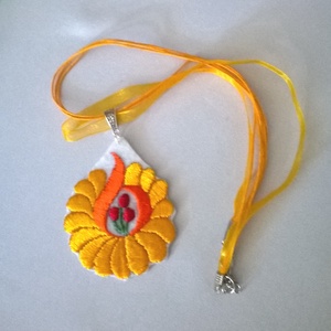 Hímzett nyaklánc - ékszer - nyaklánc - medálos nyaklánc - Meska.hu