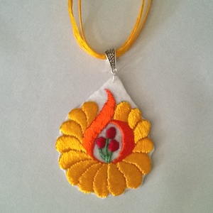 Hímzett nyaklánc - ékszer - nyaklánc - medálos nyaklánc - Meska.hu