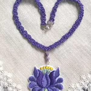 Lila nyaklánc, Ékszer, Nyaklánc, Medálos nyaklánc, Ékszerkészítés, Hímzés, MESKA