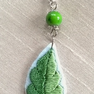 Zöld levelecske - ékszer - fülbevaló - lógó fülbevaló - Meska.hu