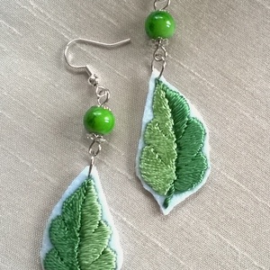 Zöld levelecske - ékszer - fülbevaló - lógó fülbevaló - Meska.hu