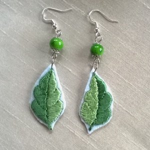 Zöld levelecske - ékszer - fülbevaló - lógó fülbevaló - Meska.hu