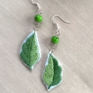 Zöld levelecske, Ékszer, Fülbevaló, Lógó fülbevaló, Ékszerkészítés, Hímzés, MESKA