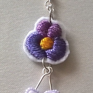 Lila ibolya /hímzett fülbevaló/ - ékszer - fülbevaló - lógó fülbevaló - Meska.hu