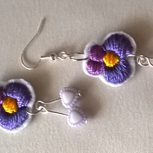 Lila ibolya /hímzett fülbevaló/ - ékszer - fülbevaló - lógó fülbevaló - Meska.hu