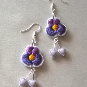 Lila ibolya /hímzett fülbevaló/ - ékszer - fülbevaló - lógó fülbevaló - Meska.hu