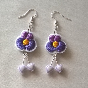 Lila ibolya /hímzett fülbevaló/, Ékszer, Fülbevaló, Lógó fülbevaló, Ékszerkészítés, Hímzés, MESKA