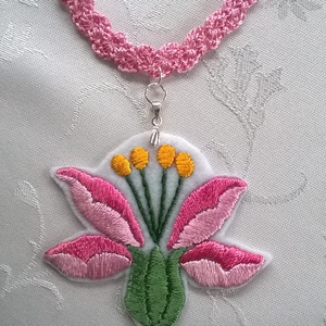 Rózsaszín nyaklánc, Ékszer, Nyaklánc, Medál, Ékszerkészítés, Hímzés, MESKA