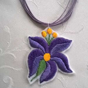 Lila nyaklánc, Ékszer, Nyaklánc, Medálos nyaklánc, Ékszerkészítés, Hímzés, MESKA