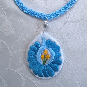 Kalocsai kék szett, Ékszer, Nyaklánc, Medálos nyaklánc, Ékszerkészítés, Hímzés, MESKA