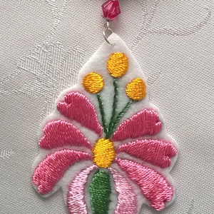 Zöld és rózsaszín /hímzett nyaklánc/ - ékszer - nyaklánc - medálos nyaklánc - Meska.hu