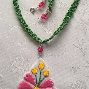 Zöld és rózsaszín /hímzett nyaklánc/ - ékszer - nyaklánc - medálos nyaklánc - Meska.hu