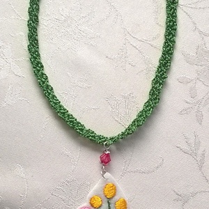 Zöld és rózsaszín /hímzett nyaklánc/ - ékszer - nyaklánc - medálos nyaklánc - Meska.hu