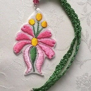 Zöld és rózsaszín /hímzett nyaklánc/, Ékszer, Nyaklánc, Medálos nyaklánc, Ékszerkészítés, Hímzés, MESKA