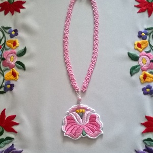 Rózsaszínke /hímzett nyaklánc/ - ékszer - nyaklánc - medálos nyaklánc - Meska.hu
