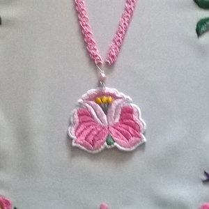 Rózsaszínke /hímzett nyaklánc/ - ékszer - nyaklánc - medálos nyaklánc - Meska.hu