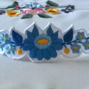 Kék hímzett karkötő, Ékszer, Karkötő, Széles karkötő, Ékszerkészítés, Hímzés, MESKA