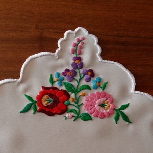 Kalocsai kis terítő - otthon & életmód - dekoráció - asztal és polc dekoráció - asztaldísz - Meska.hu