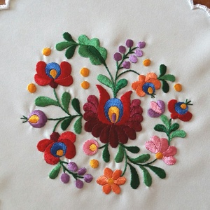 Matyó kis terítő - otthon & életmód - lakástextil - abrosz, terítő - asztalközép terítő - Meska.hu