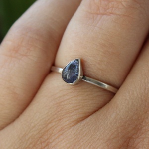 Tanzanit Csepp - rakásolható ezüst gyűrű tanzanit kővel - ékszer - gyűrű - vékony gyűrű - Meska.hu