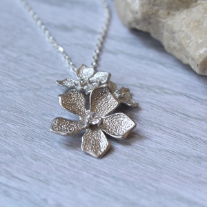 Virágeső - virágos ezüst medál cirkónia kővel nyakláncon - ékszer - nyaklánc - medál - Meska.hu