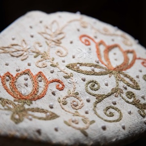 Csepp alakú tartó - gyöngyös tulipános - táska & tok - neszesszer - Meska.hu