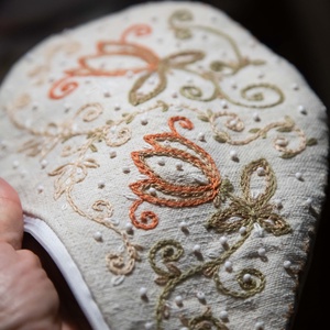 Csepp alakú tartó - gyöngyös tulipános - táska & tok - neszesszer - Meska.hu