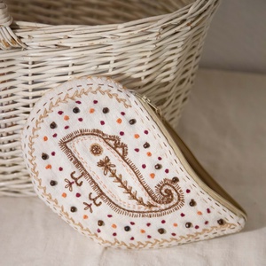 Csepp alakú tartó - sárközi kiskutya mintával, gyöngyökkel - táska & tok - neszesszer - Meska.hu