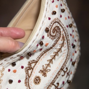 Csepp alakú tartó - sárközi kiskutya mintával, gyöngyökkel - táska & tok - neszesszer - Meska.hu