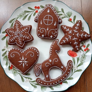 Mézeskalács karácsonyfadíszek - karácsony - karácsonyi lakásdekoráció - karácsonyfadíszek - Meska.hu Mézeskalács karácsonyfadíszek - karácsony - karácsonyi lakásdekoráció - karácsonyfadíszek - Meska.hu