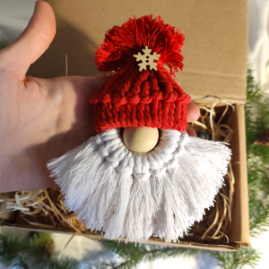 Makramé Mikulás + Illatgyertya Ajándékcsomag -120g, Ajándék barátnőnek, kollégának, szülőknek, ajándék box - karácsony - karácsonyi lakásdekoráció - karácsonyi illatgyertya, mécses - Meska.hu