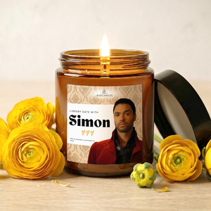 Simon Basset illatgyertya, Bridgerton illatgyertya, szójaviasz gyertya, Otthon & Életmód, Gyertya, illat, aroma, Gyertya, Gyertya-, mécseskészítés, MESKA