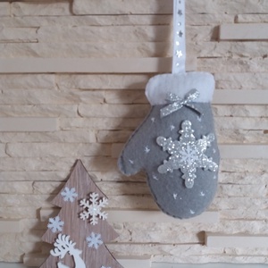 Filc karácsonyfadísz - hópelyhes, szürke kesztyű - karácsony - karácsonyi lakásdekoráció - karácsonyfadíszek - Meska.hu