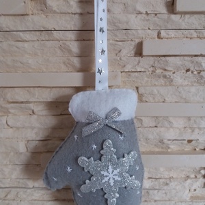 Filc karácsonyfadísz - hópelyhes, szürke kesztyű - karácsony - karácsonyi lakásdekoráció - karácsonyfadíszek - Meska.hu