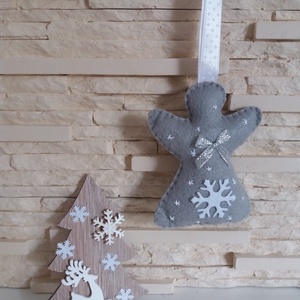 Filc karácsonyfadísz - hópelyhes, szürke angyalka - karácsony - karácsonyi lakásdekoráció - karácsonyfadíszek - Meska.hu