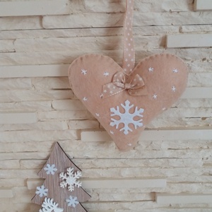 Filc karácsonyfadísz - hópelyhes, bézs szívecske - karácsony - karácsonyi lakásdekoráció - karácsonyfadíszek - Meska.hu