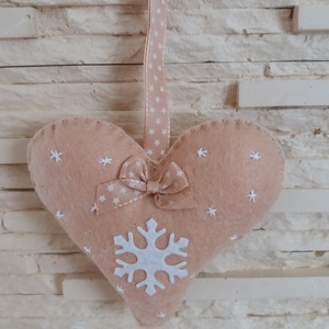 Filc karácsonyfadísz - hópelyhes, bézs szívecske - karácsony - karácsonyi lakásdekoráció - karácsonyfadíszek - Meska.hu