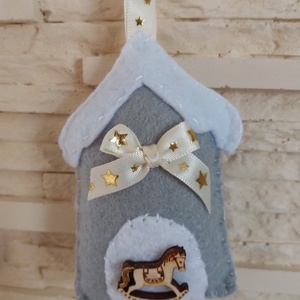 Filc karácsonyi dísz - szürke házikó hintalóval - karácsony - karácsonyi lakásdekoráció - karácsonyfadíszek - Meska.hu